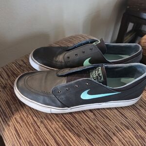 Nike Men's Black and Teal Slip-On Sneakers